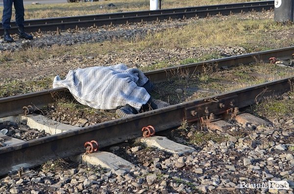 У Луцьку поїзд переїхав людей. ФОТО