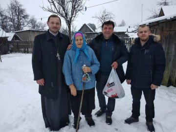 Свято для кожного: на Волині священик та підприємець вручили подарунки сиротам та одиноким людям