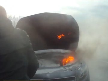 На Волині у водія на ходу загорівся автомобіль. ВІДЕО
