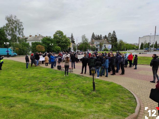 Проти приєднання до Луцька: під Волинською ОДА – мітинг мешканців двох громад. ФОТО