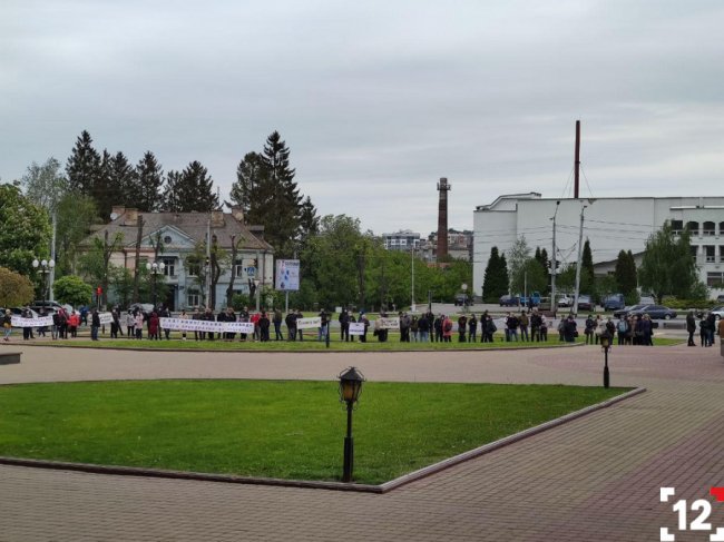 Проти приєднання до Луцька: під Волинською ОДА – мітинг мешканців двох громад. ФОТО