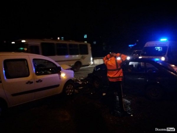 Аварія в Луцьку: «Москвичу» знесло передок