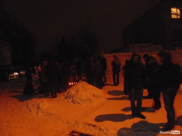 В облозі Автомайдану: у Луцьку ВВшникам заблокували виїзд з частини. ФОТО