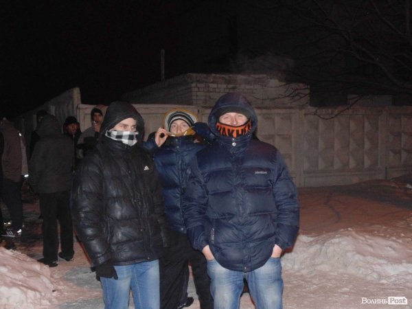 В облозі Автомайдану: у Луцьку ВВшникам заблокували виїзд з частини. ФОТО