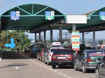 У чергах на кордоні з Польщею скупчилось понад 100 автівок