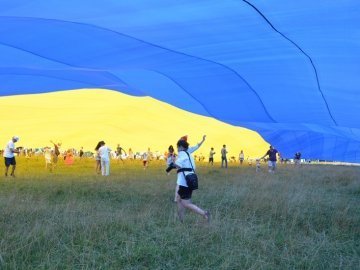 Під Берестечком розгорнули прапор України довжиною 60 метрів. ФОТО