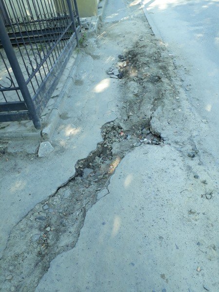 Комунальники зіпсували тротуар по вулиці Івана Франка, - лучанин. ФОТО