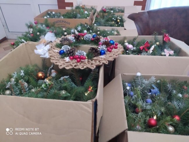 Діти подарували різдвяні іграшки мешканцям геріатричного пансіонату у Луцьку. ФОТО