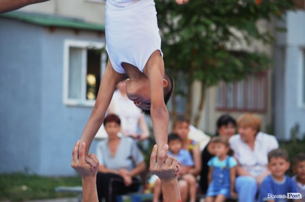 Акробати та гімнасти відкрили спортивний майданчик у Луцьку. ФОТО