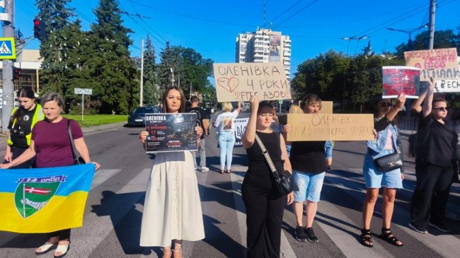 Теракт в Оленівці: у Луцьку люди вийшли на акцію вшанування загиблих і полонених