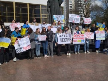 У Луцьку влаштували акцію на підтримку людей, які перебувають у Маріуполі