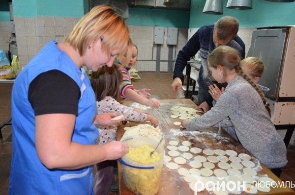У Любомлі ліпили вареники для бійців на Схід