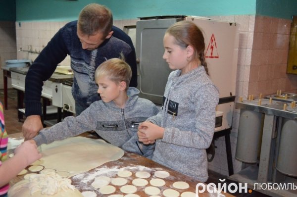 У Любомлі ліпили вареники для бійців на Схід