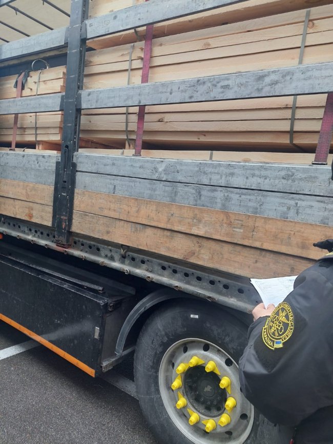 Через волинський кордон намагались незаконно провезти деревину