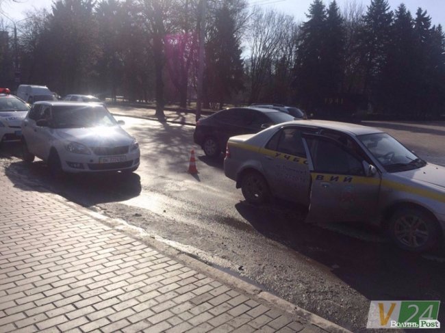 У Луцьку Skoda протаранила навчальний автомобіль