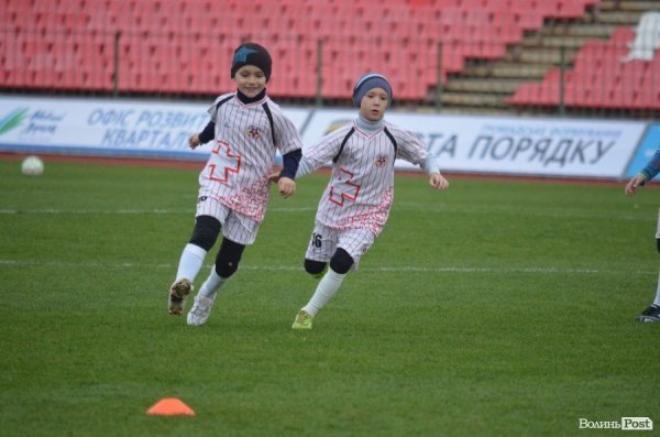  Маленькі лучани тренувались на одному полі з відомими футболістами. ФОТО