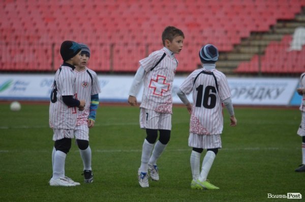  Маленькі лучани тренувались на одному полі з відомими футболістами. ФОТО