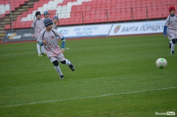  Маленькі лучани тренувались на одному полі з відомими футболістами. ФОТО
