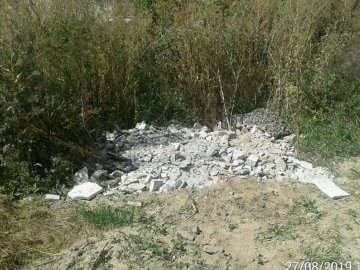 Будівельне сміття з луцької стоматполіклініки викинули біля дитячого садочка. ФОТО