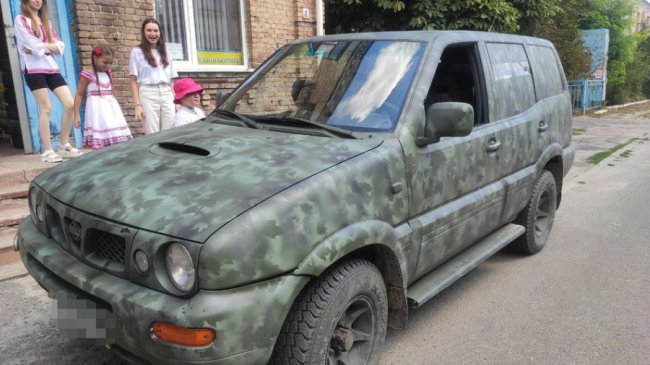 Приганяють та ремонтують: волинські волонтери передали військовим ще шість авто