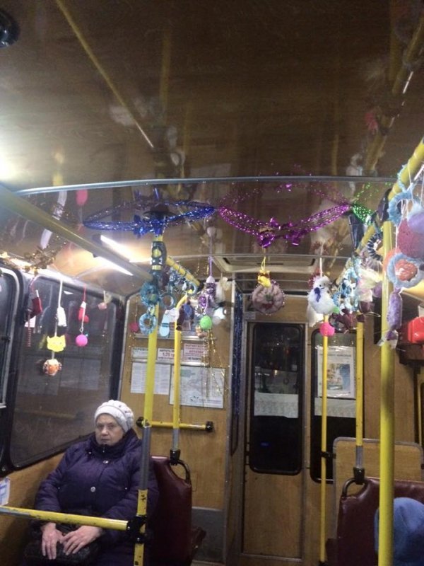 Луцьком курсує святковий тролейбус з водієм-помічником Святого Миколая. ФОТО