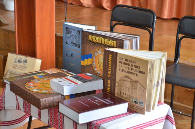 У луцькій бібліотеці з'явилися унікальні книги, яких не придбати у жодному магазині