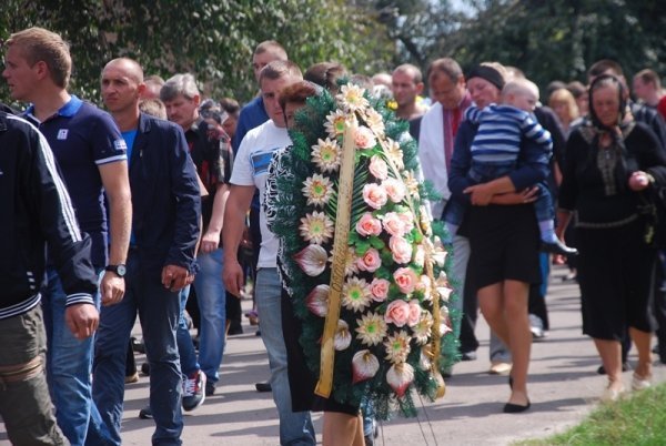 Під Луцьком прощалися з загиблим бійцем. ФОТО