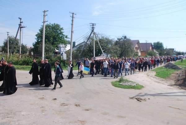 Під Луцьком прощалися з загиблим бійцем. ФОТО