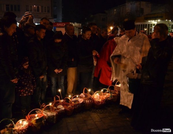 У центрі Луцька святили паски. ФОТО