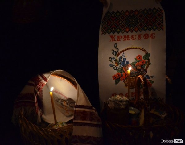 У центрі Луцька святили паски. ФОТО