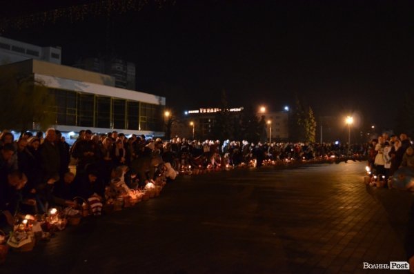 У центрі Луцька святили паски. ФОТО