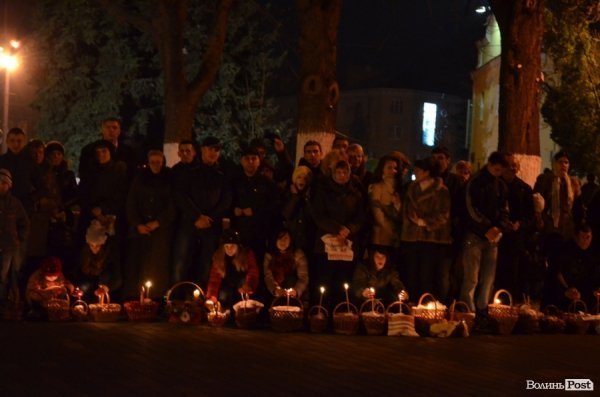 У центрі Луцька святили паски. ФОТО