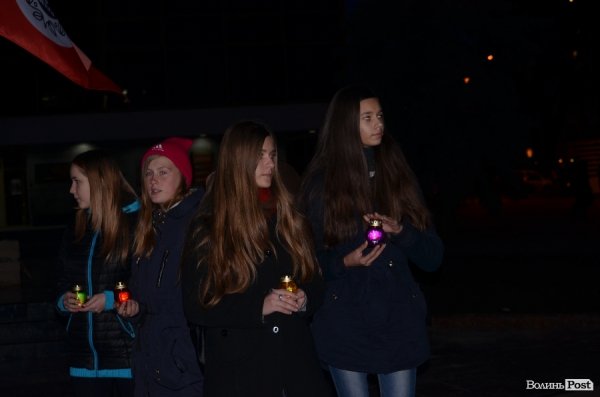 Лучани висловили свою підтримку французам у їхній трагедії.ФОТО