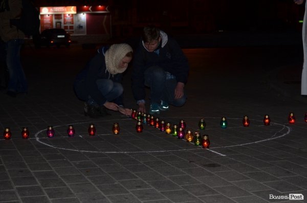 Лучани висловили свою підтримку французам у їхній трагедії.ФОТО