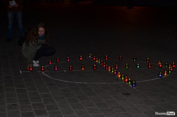 Лучани висловили свою підтримку французам у їхній трагедії.ФОТО