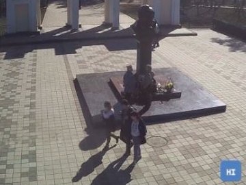 У Криму молодь у вишиванках прийшла до пам’ятника Шевченку