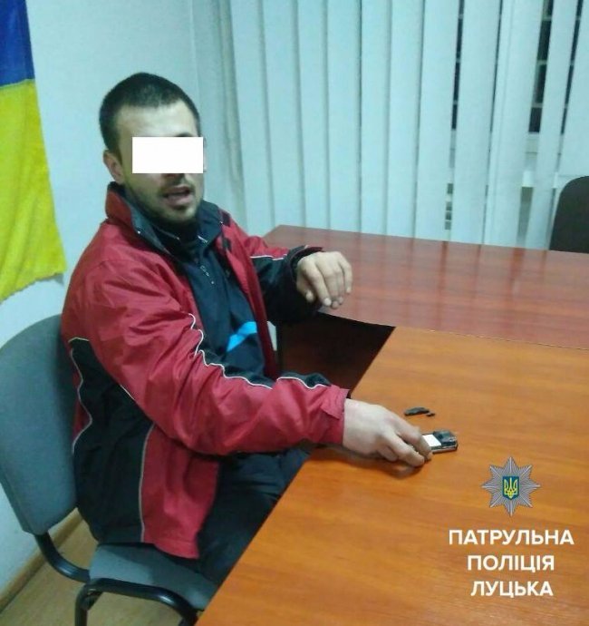 Луцькі патрульні затримали дебошира, який намагався вибити двері в квартирі