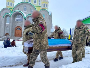 Захищатиме Україну з небес: на Волині попрощалися з Героєм Олександром Давидчуком