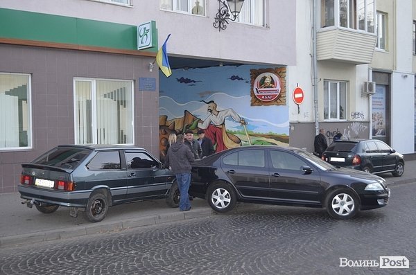 Аварія в Луцьку: дівчина пошкодила «татове авто». ФОТО