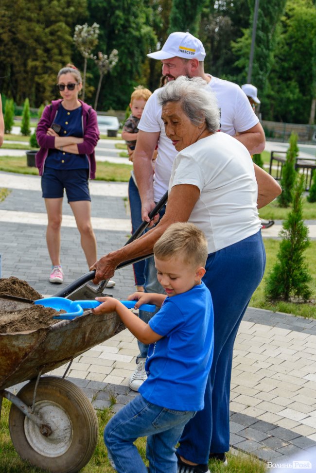Як мешканці ЖК «Супернова» саджали клени і сакури разом з «Інвестором». ФОТО*