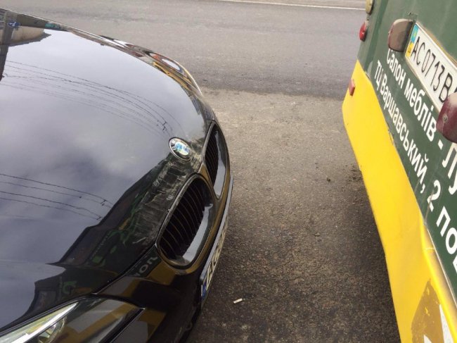 Аварія в Луцьку: BMW «стукнуло» маршрутку