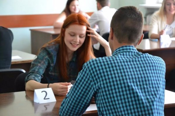 У Луцькому замку - благодійні «швидкі побачення»