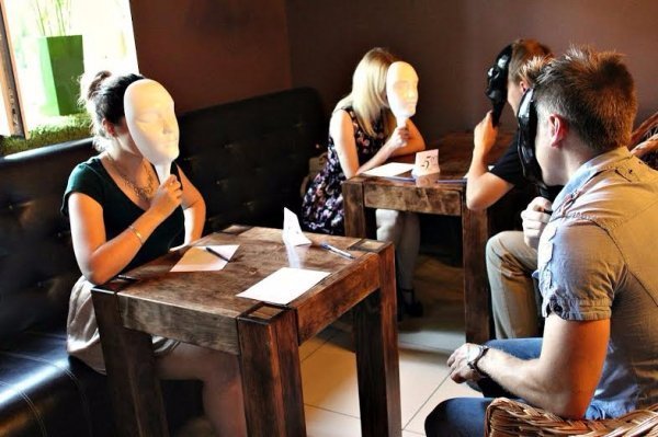 У Луцькому замку - благодійні «швидкі побачення»