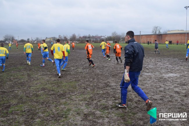 «Гравці борсалися у багнюці, місили болото»: футбол по-волинськи