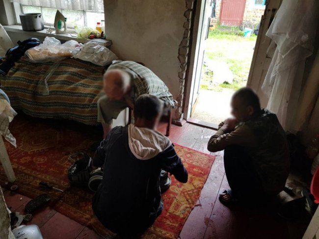 Антисанітарія та купа мотлоху: на Ківерцівщині перевірили умови проживання дітей у кризових сім'ях. ФОТО