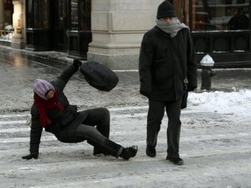 За вихідні на слизьких вулицях Луцька травмувалися 60 людей