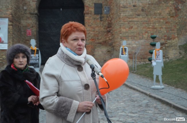 Площа перед замком у Луцьку стала помаранчевою. ФОТО