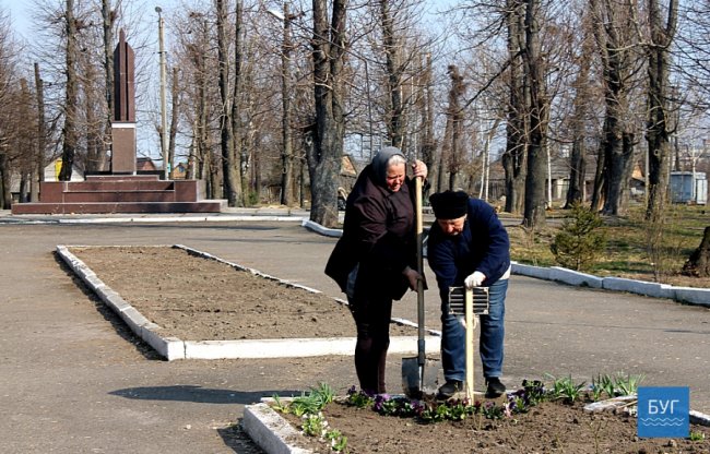 «Кожному – по дві троянди»: на Волині мами і дружини загиблих бійців висадили квіти в парку