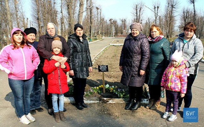 «Кожному – по дві троянди»: на Волині мами і дружини загиблих бійців висадили квіти в парку