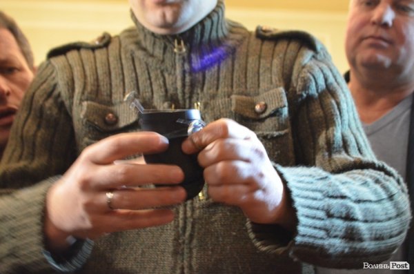 Депутат Волиньради показав, «чим у Києві вбивають людей». ФОТО